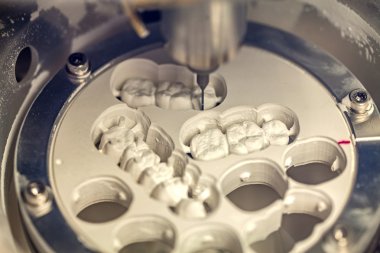 Фрезерування цирконієвих коронок